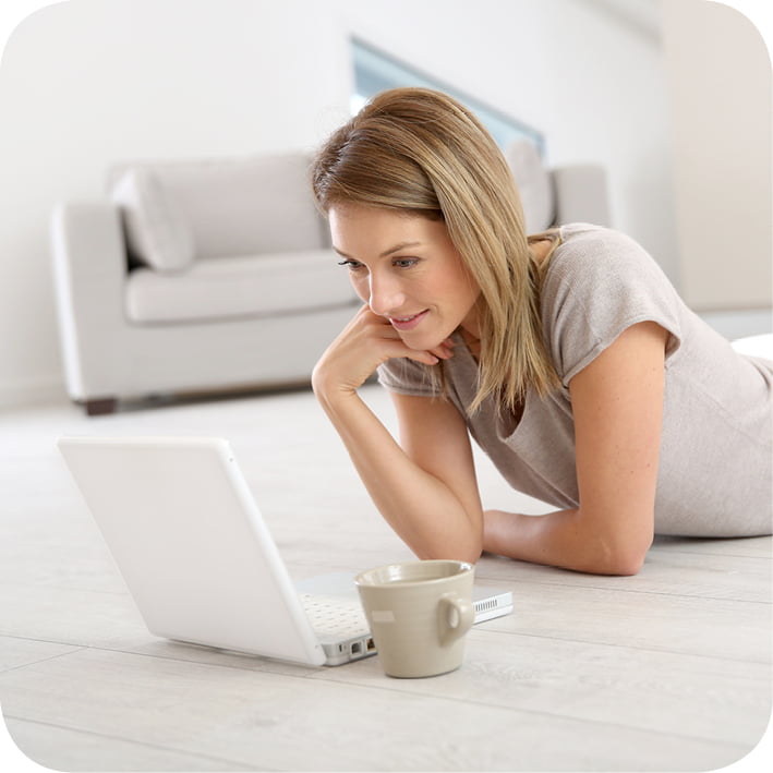 Pregnancy woman using laptop smiling cup 100dpi